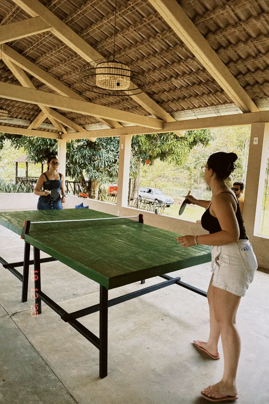 Partida de ping-pong no salão coberto